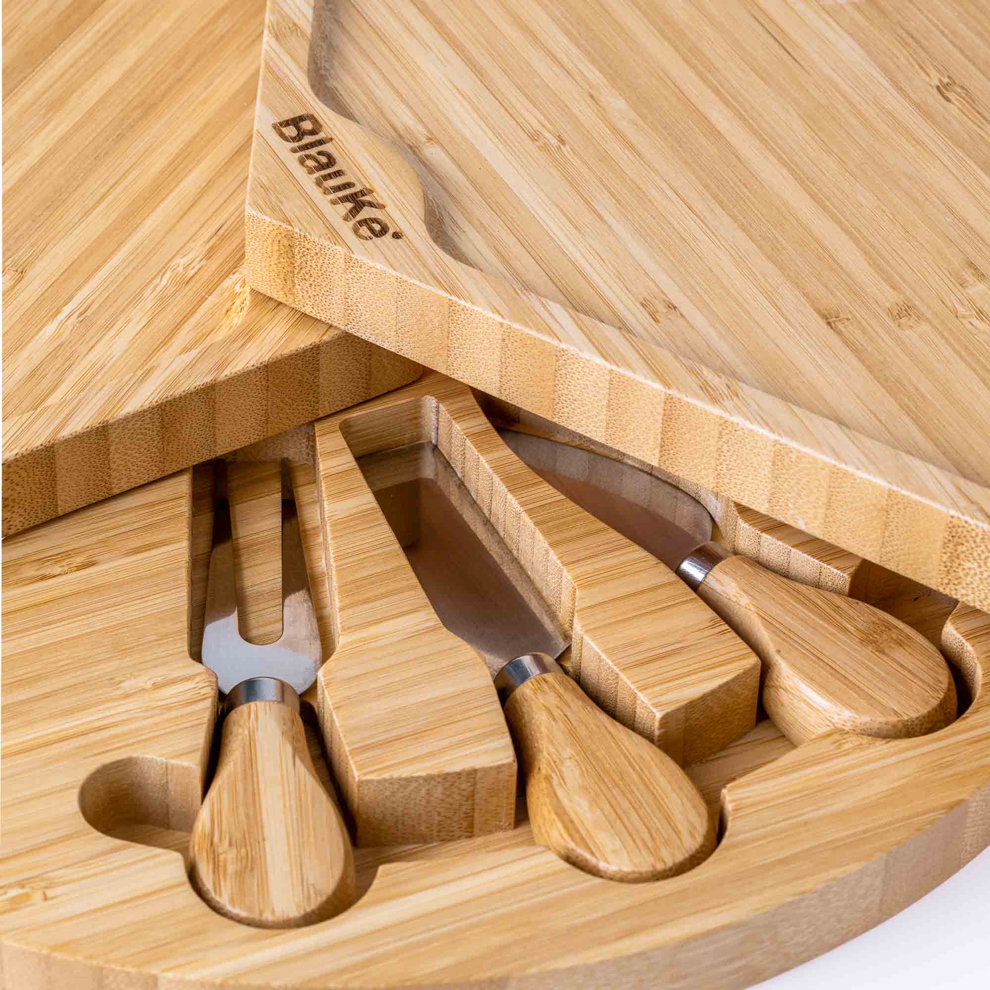 Set of wooden cheese knives with a bamboo cutting board featuring the Blaubeé brand.