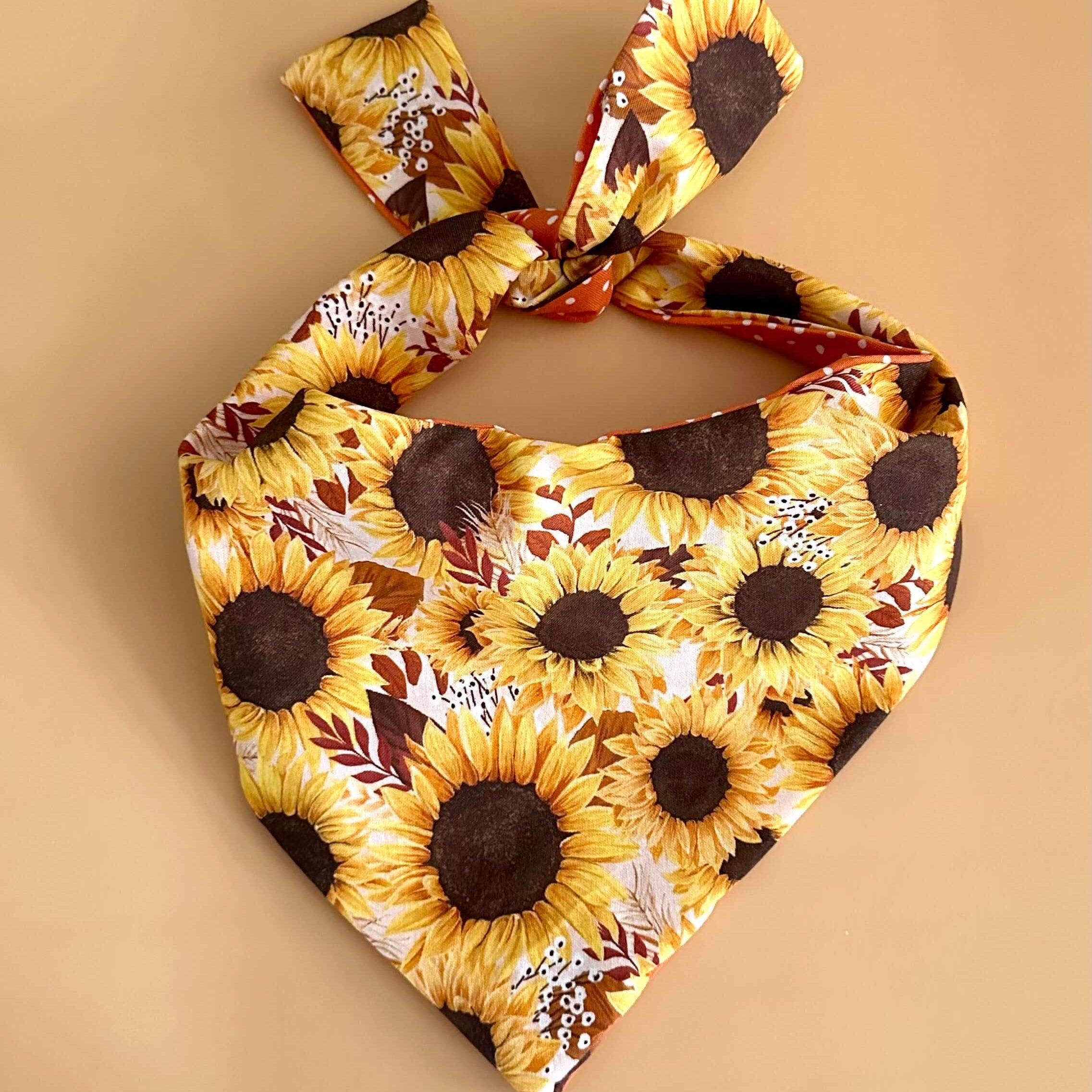 Sunflower dog bandana featuring a vibrant floral pattern, customizable for dogs of all sizes and perfect for everyday wear, photos, and special occasions.